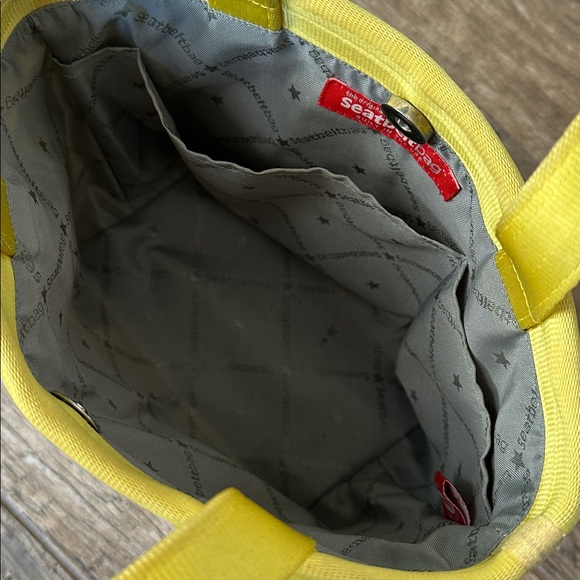 Harvey’s Seatbelt Bag Small Tote TaxiCab Yellow - Picture 4 of 7